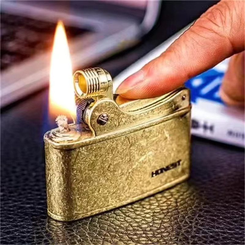 HONEST Retro Druckzünd-Feuerzeug Kowtow Machine in Silber oder Gold - Bild 4
