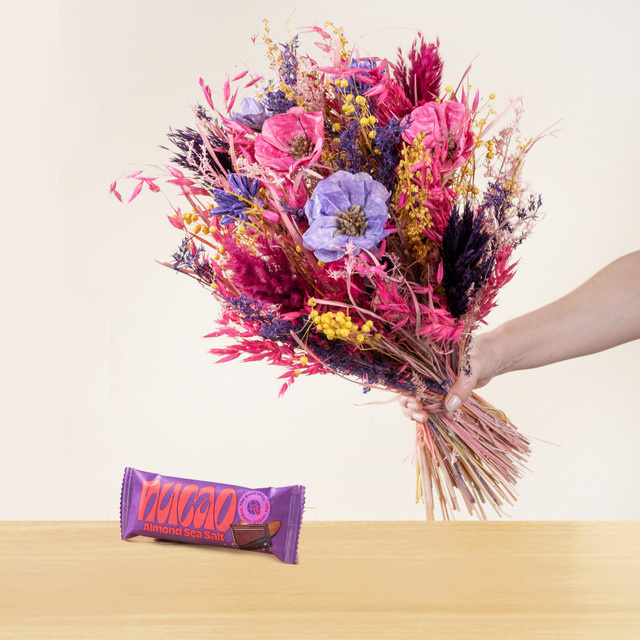 Trockenblumenstrauß Pink Passion von BLUME2000 in Pink, Purple und Multicolour mit nucao Schokoriegel 33g - Bild 1