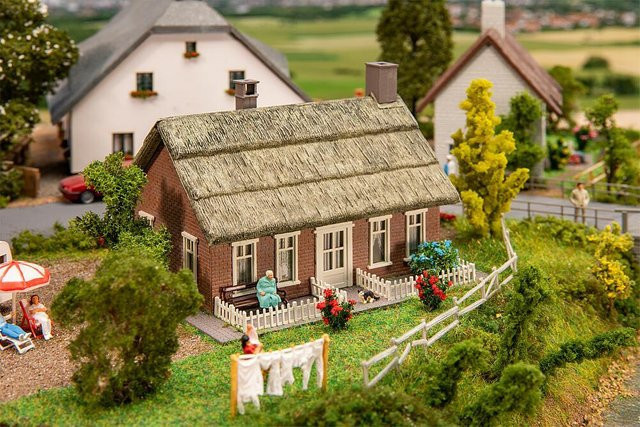 Faller Norddeutsches Reetdachhaus, H0, 1:87, Braun - Bild 2