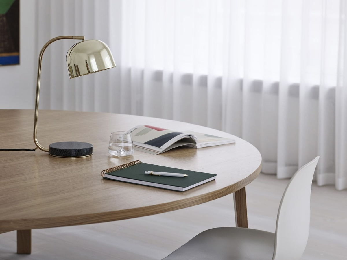 Normann Copenhagen Grant Tischleuchte mit LED in Gold/Messing und Granitfuß - Bild 3