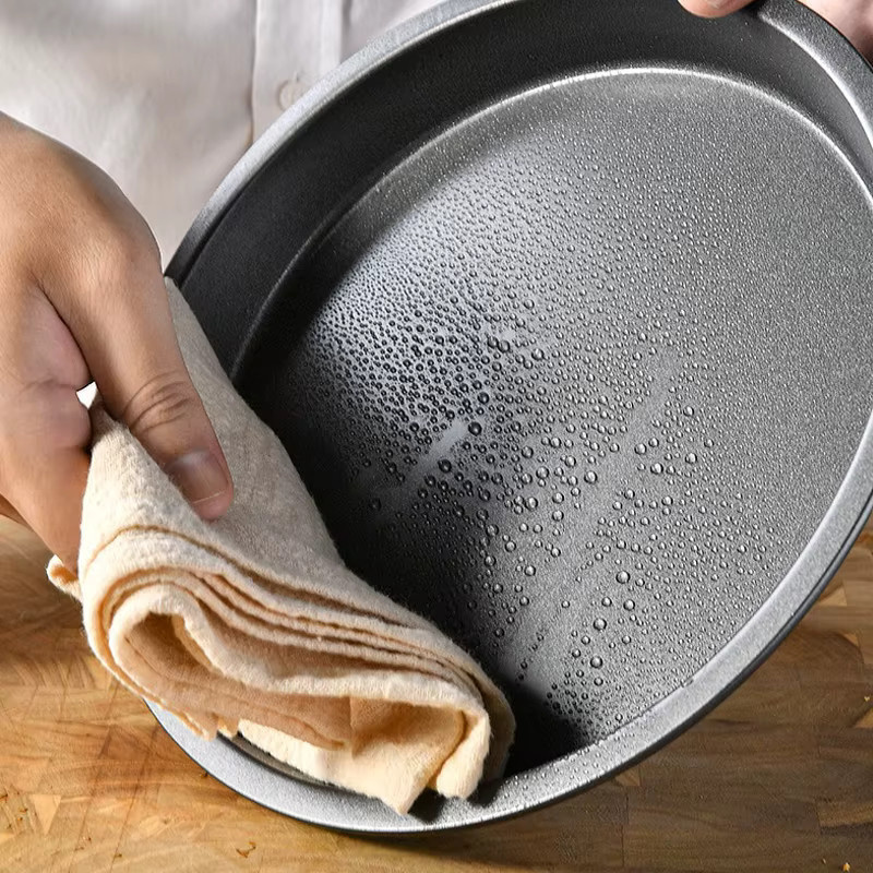 ZYF Pizza Backen Set aus Kohlenstoffstahl mit Antihaft-Beschichtung in Schwarz inklusive Teigroller, Pizzaschneider, Pizzaschaufel und Pinsel - Bild 3