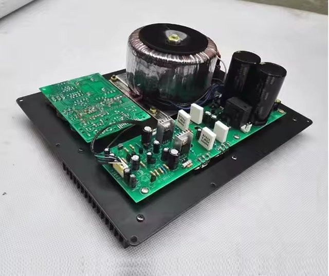SENGTERBELLE Aktiver Subwoofer-Verstärker in Schwarz mit 600W Leistung für Zuhause - Bild 1