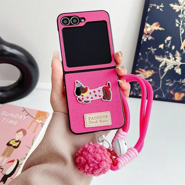 Stoßfeste Leder-Handyhülle mit Cartoon-Handschlaufe für Samsung Galaxy Z Flip 6 5G, 5, 4, 3 in Pink - Bild 1