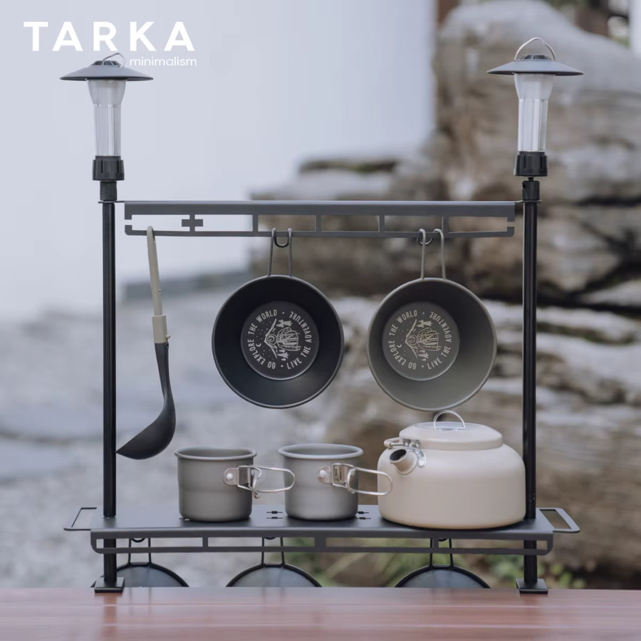 TARKA Camping Regal Laternenständer aus Metall in Schwarz Matt als multifunktionales Hängeregal für Geschirr, Werkzeuge und IGT Tischplatte - Bild 2