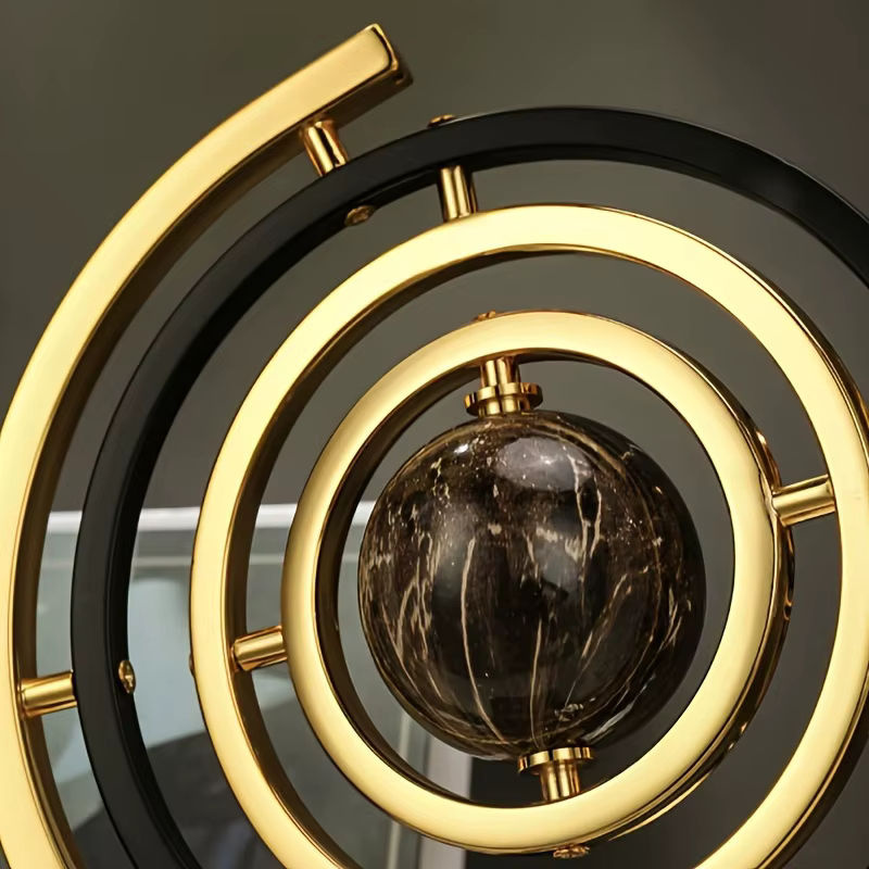 Moderne abstrakte Globus-Skulptur aus Metall in Schwarz und Gold mit rechteckiger Basis zur Dekoration für dein Zuhause oder Büro - Bild 6