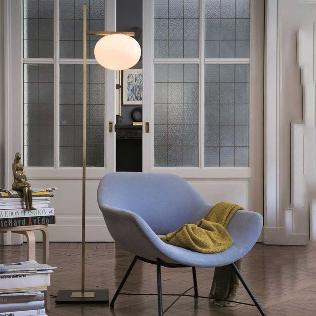 Oluce Alba 382 Stehleuchte aus Metall und Glas in Weiß mit Messingdetails, dimmbar und mit E27-Leuchtmittel kompatibel - Bild 1