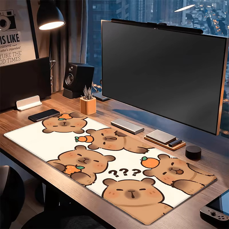 Extra großes Mauspad mit Capybara und Mandarinen Motiv in Multicolour, rutschfeste Gummiunterseite und genähte Kanten für Gaming und Büro - Bild 2