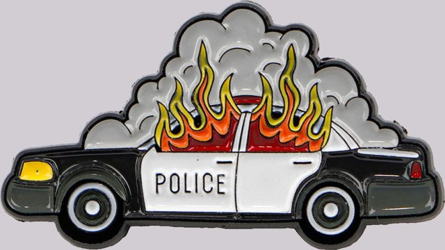 Ramulus Emaille-Anstecknadel Brennendes Polizeiauto, Bunt, Unisex - Bild 1