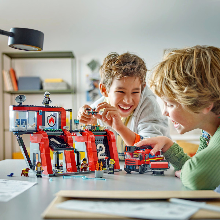 LEGO City Feuerwehrstation mit Drehleiterfahrzeug ab 6 Jahren - Bild 4