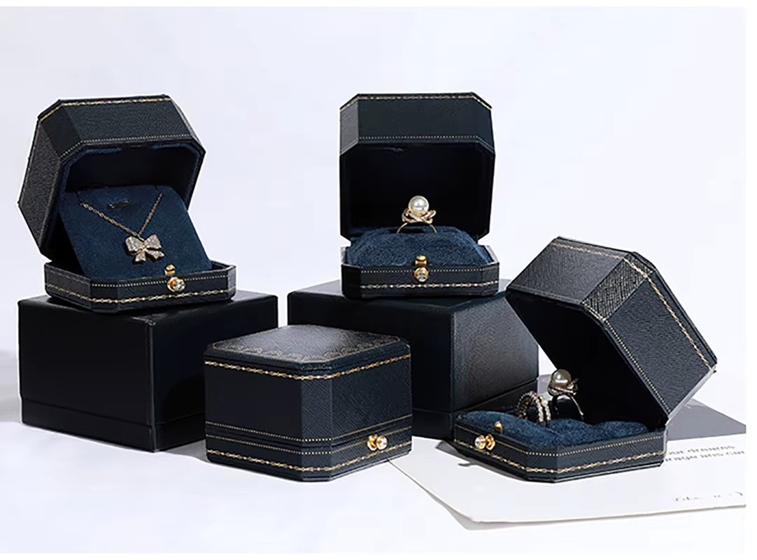 Achteckige Schmuckschatulle mit Tüll-Inlay zur Aufbewahrung von Ringen, Halsketten und Armbändern - Bild 1
