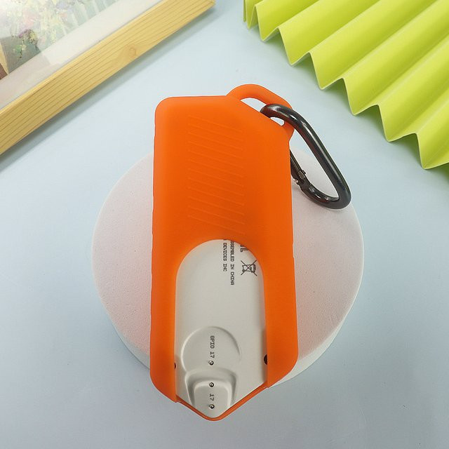Stoßfeste Silikon-Schutzhülle für Flipper Zero von alloet in Orange mit hängender Schnalle - Bild 1