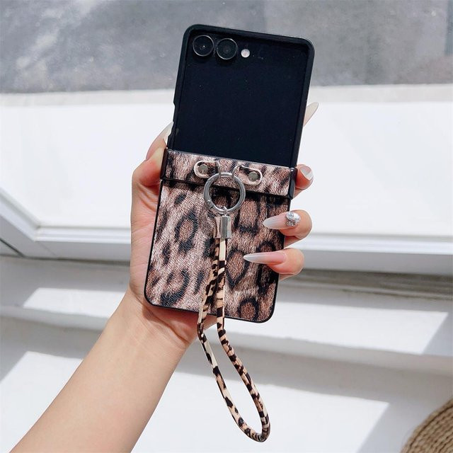 Samsung Galaxy Z Flip7 Z Flip6 Lederhülle mit Leopardenmuster und Handgelenkschlaufe in Multicolour - Bild 1