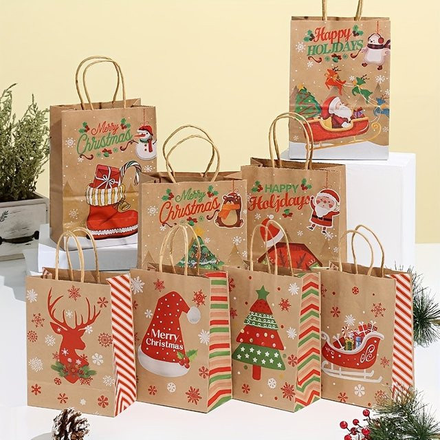 Weihnachtliche Kraftpapier-Geschenktüten mit Cartoon-Motiven wie Elch, Schneemann und Weihnachtsbaum in Mehrfarbig - Bild 1