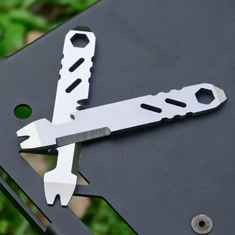 Multifunktionales Mini EDC Werkzeug aus Edelstahl in Silber mit Inbusschlüssel, Flaschenöffner und Stemmeisen für Outdoor und Fahrradreparaturen - Bild 2