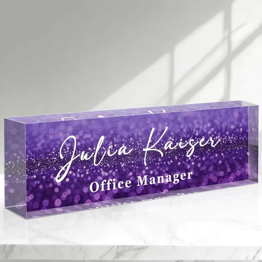 Personalisiertes Acryl-Schreibtisch-Namensschild von Hello Young mit lila Polka-Dot-Muster in Weiß, rechteckiges Tischschild aus Kunststoff für dein Büro - Bild 2