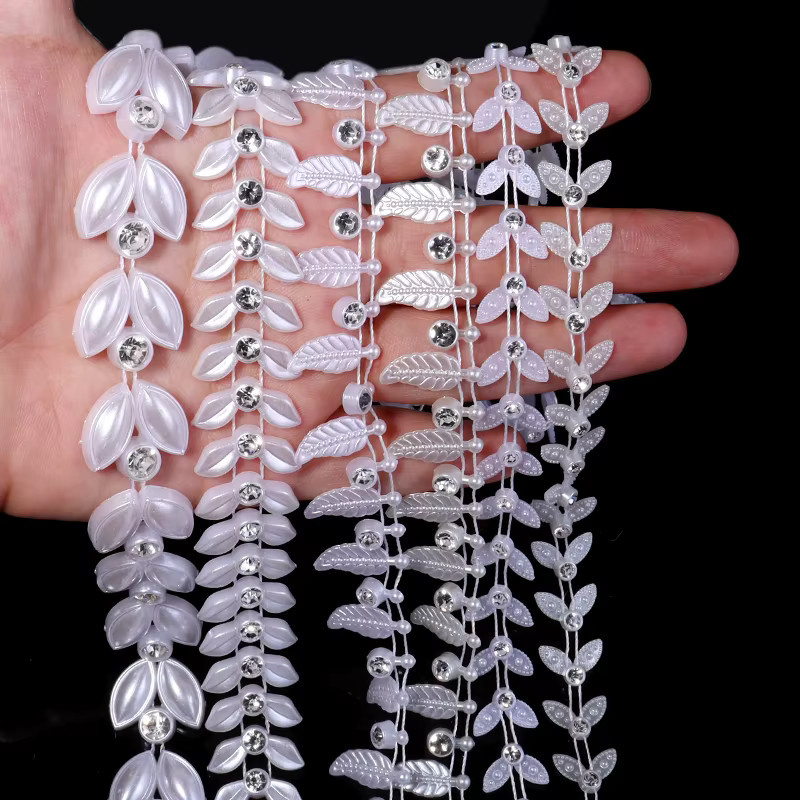 Weiße Perlenkette aus ABS-Kunststoff als Borte für DIY-Bastelarbeiten und Dekorationen, 3 Yards Länge - Bild 1