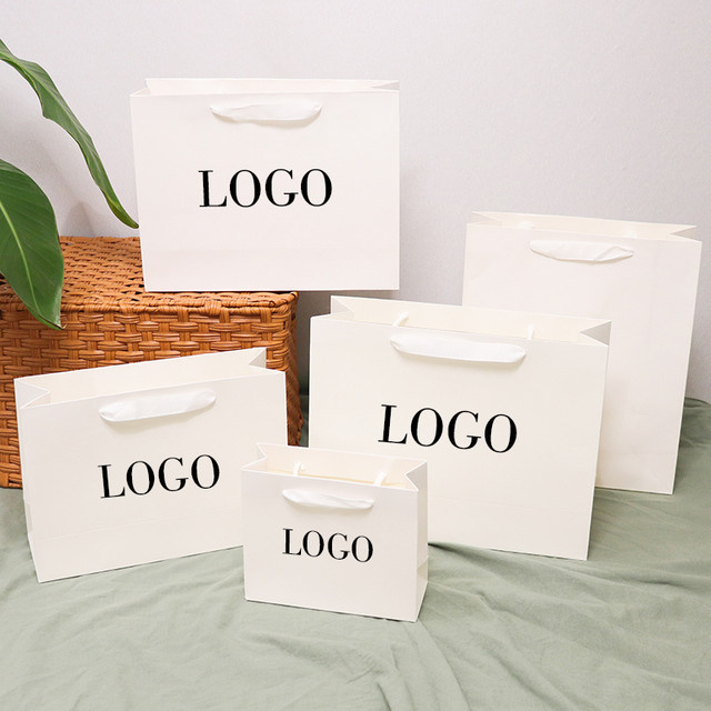 10-teiliges Set weiße Papiertüten mit Platz für dein personalisiertes Logo für Kleidung, Schmuck oder Geschenke - Bild 1