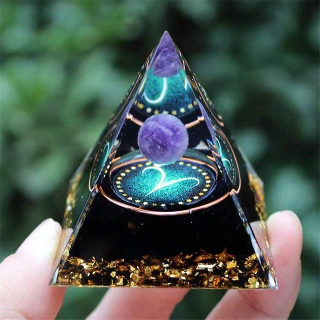 Stone Brothers Harz-Pyramide mit lila Kristallkugel und Kristallkies im 12-Tierkreiszeichen-Design für dein Zuhause oder Büro - Bild 1