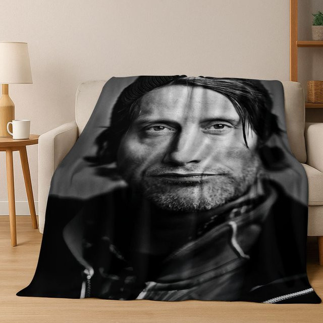 Warm Home Life Flanelldecke mit Mads Mikkelsen Motiv, weiche Kunst-Überwurfdecke für Bett und Sofa, Mehrfarbig, B x H: 75 x 90 cm - Bild 1