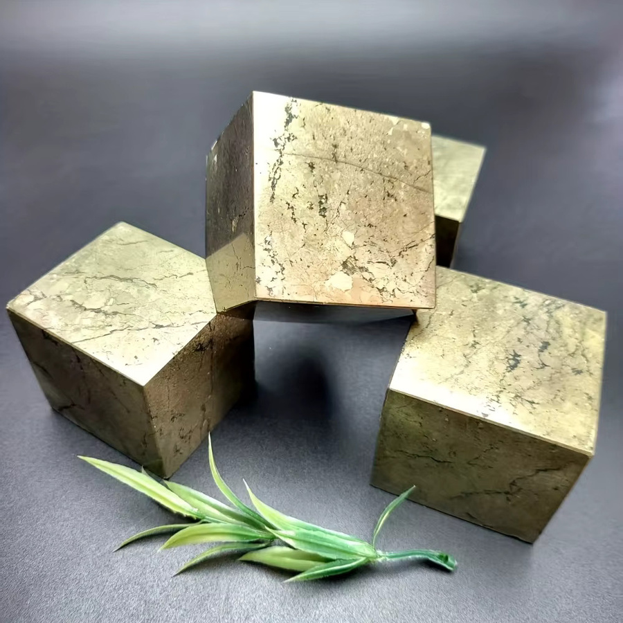 Natürlicher Pyrit-Mineralwürfel von CrystalHola in Gold als geometrische Mineralprobe - Bild 3