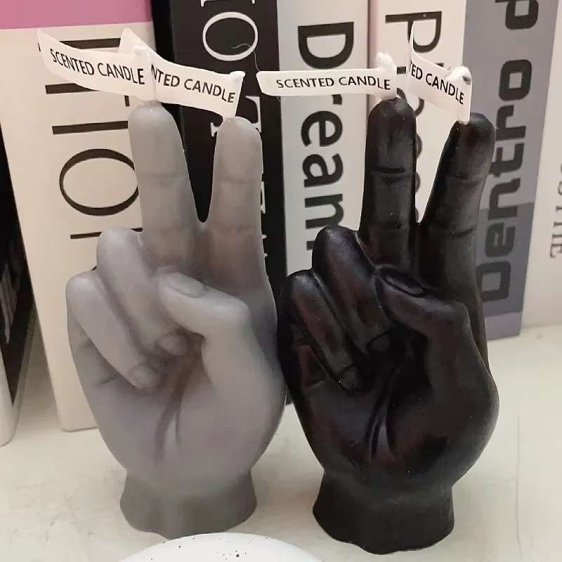 Moderne fingerförmige Duftkerzen aus Wachs in Grau als kreative Dekoration und besonderes Geschenk - Bild 2