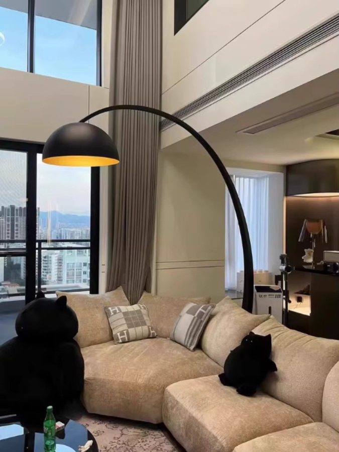 HomeLover Minimalistische LED-Bogenstehleuchte in Schwarz aus Metall für Wohnzimmer und Schlafzimmer - Bild 4