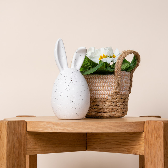 Blume2000 Keramik Hase mit abgeknicktem Ohr in Weiß als Oster-Tischdeko - Bild 1