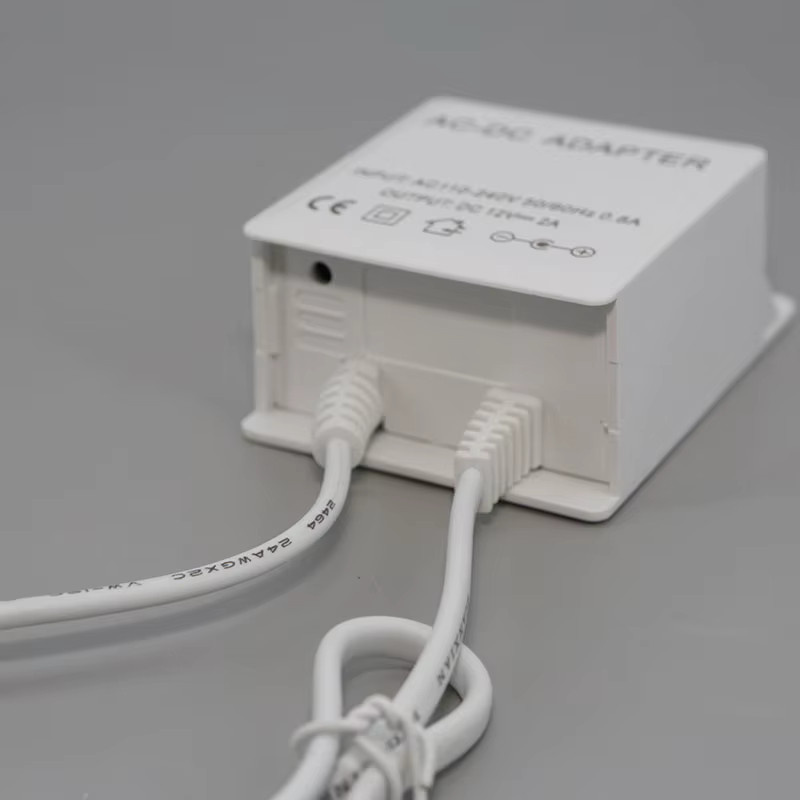 Wasserdichtes Mini DC 12V 2A Netzteil 24W Adapter in Schwarz für LED-Streifen und CCTV-Kameras mit 5,5 x 2,1 mm Anschluss - Bild 2