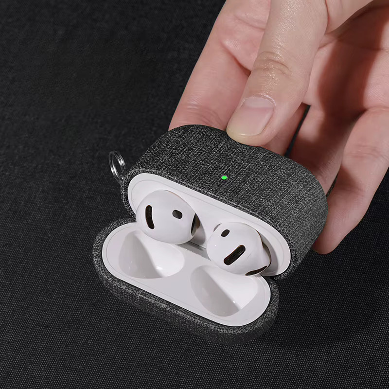 Graue Stoffhülle für Apple AirPods Pro 2, AirPods 4, 3 und 1/2 als Bluetooth-Kopfhörer-Zubehör - Bild 2