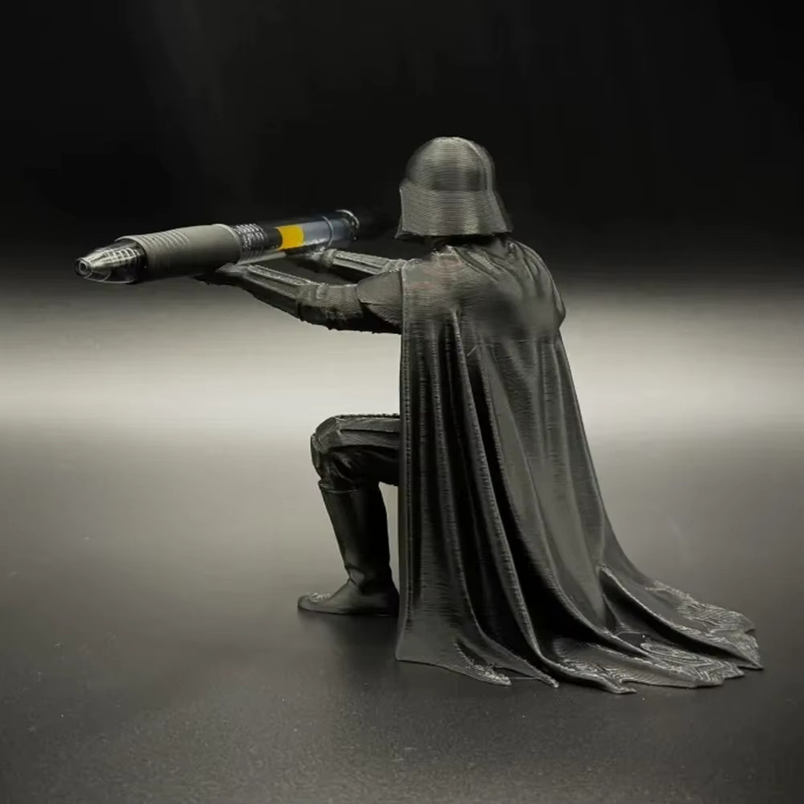 Schwarzer Krieger Stifthalter Kniender Kommandant als 3D-gedruckter Schreibtisch-Organizer aus Kunststoff in Schwarz - Bild 2