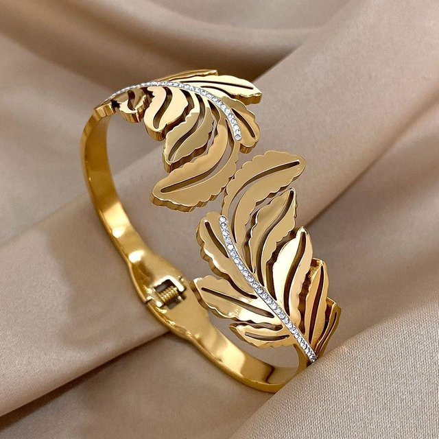 Slavena Manschettenarmbänder, vergoldeter Edelstahl, Strass-Federblätter - Bild 1