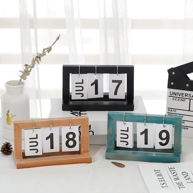 Rustikaler Tischkalender aus Holz in Schwarz für Büro und Zuhause - Bild 1