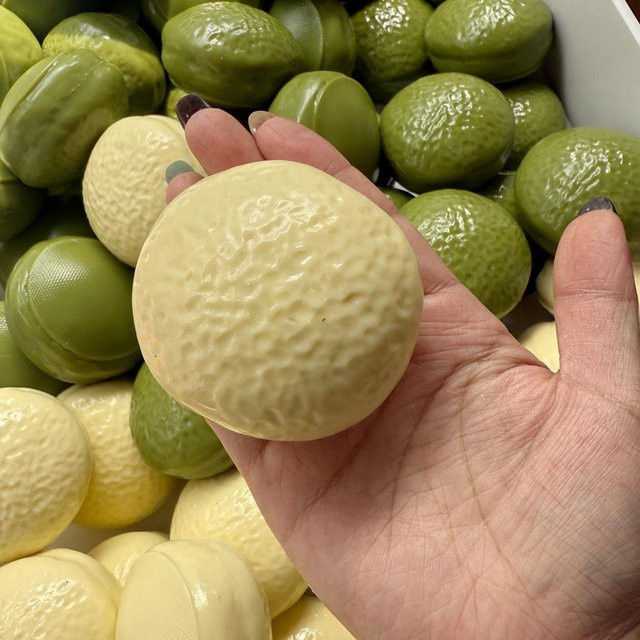 Interesting toys Weißer Schokoladen-Creme-Tee-Kuchen, Ballspielzeug - Bild 1
