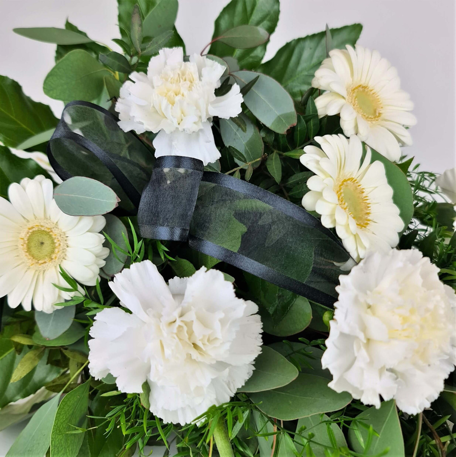 Blumenversand Edelweiß Arrangement Gerbera Carnation Eucalyptus White Sympathy and funeral - Bild 2