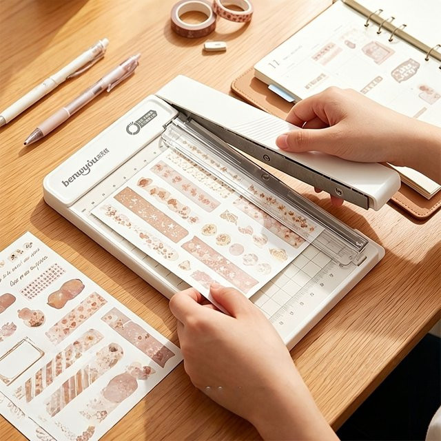 Weiße Papierschere aus Metall und ABS mit dicker Klinge für bis zu 6 Blatt Papier - Bild 1