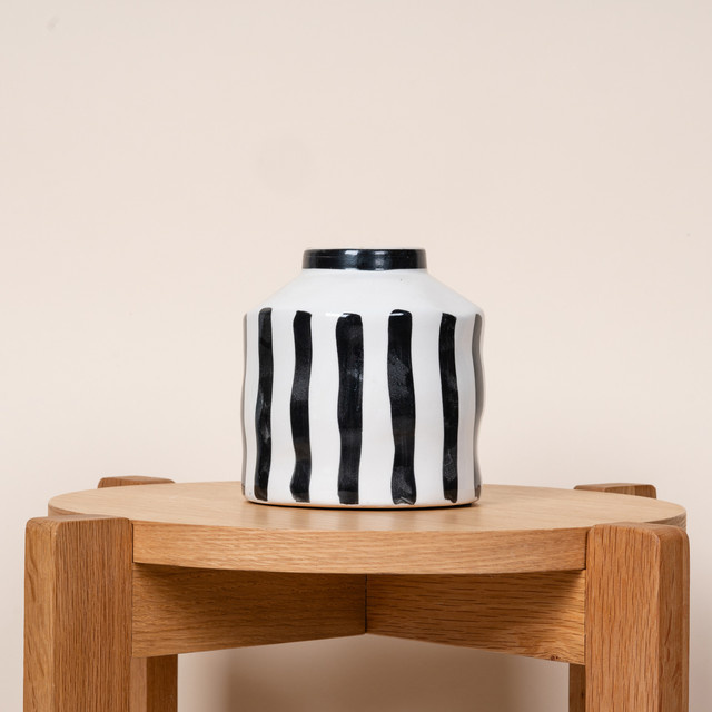 BLUME2000 Steingut Vase mit Streifen in Schwarz/Weiß, rund, Tischdeko - Bild 1