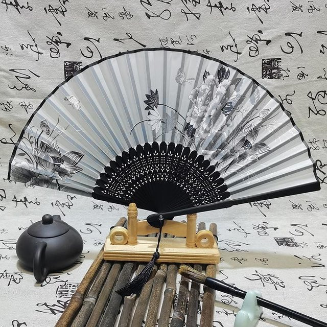 Faltbarer Vintage-Tanzfächer aus chinesischer Seide mit Holzschaft von MTMA in Grau mit floralem Muster - Bild 1