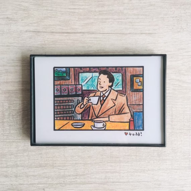 Vintage Kunstdruck von SHENCHEN mit handgezeichneter Illustration eines Mannes in einer gemütlichen Café-Szene, mehrfarbiger Paper Poster im Portraitformat - Bild 1