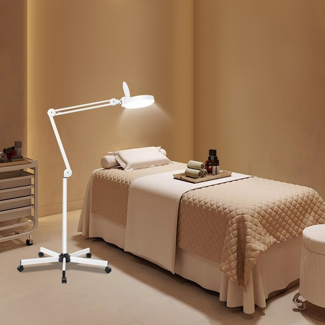 Bymaocar LED Stehlampe mit 8-facher Vergrößerung und 120 LEDs in Weiß für Schönheitssalon, Tattoo und Handwerk - Bild 1