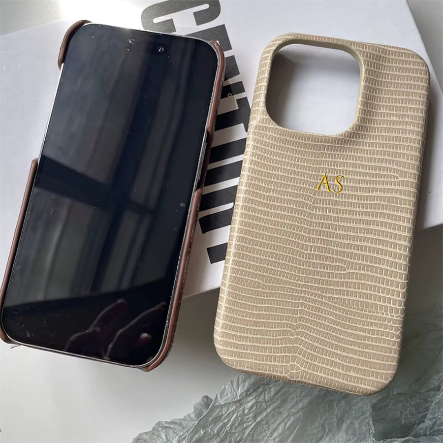 Personalisierte Luxus iPhone Hülle aus PU-Leder mit Eidechsen-Design und Initialen in Gold oder Silber für Apple iPhone 14 - Bild 2