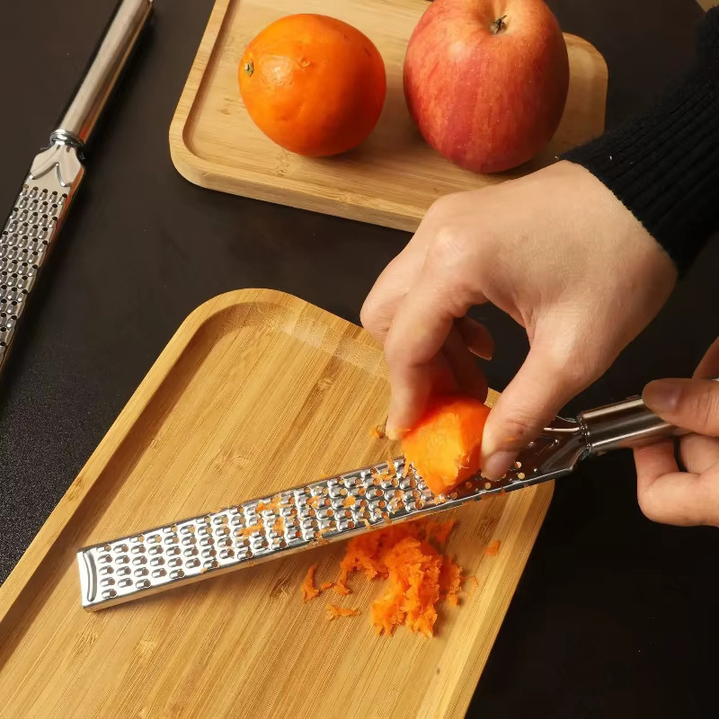 Edelstahl Handreibe Zester für Käse, Zitrusfrüchte, Ingwer und Gemüse in Silber - Bild 4