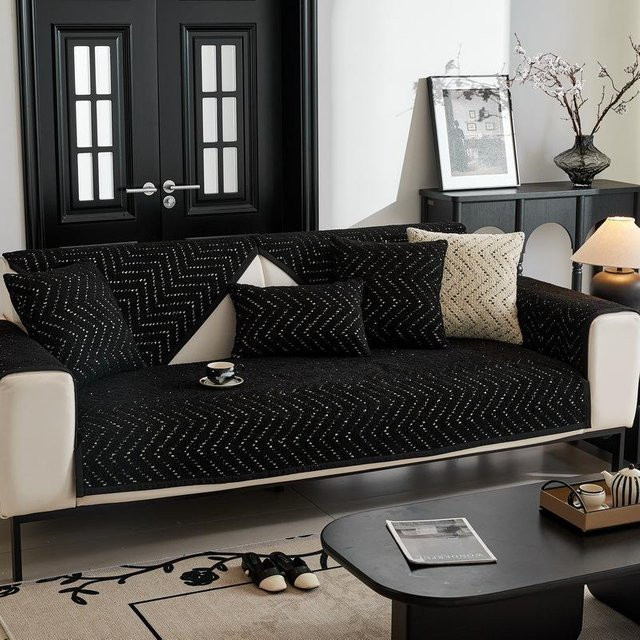 Chenille Sofaüberwurf mit geometrischem Faltlinien-Design in Schwarz, 70 x 70 cm - Bild 1