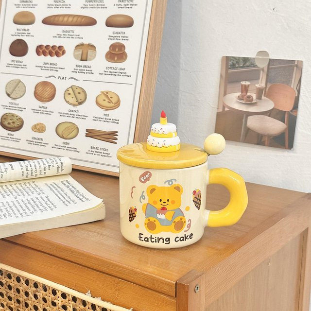 Keramiktasse mit Deckel von Yiran Furniture mit Cartoon-Bär Design in Mehrfarbig, 400 ml - Bild 1