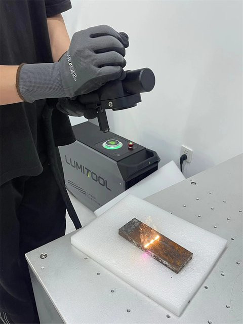 Handgeführte gepulste Laserreinigungsmaschine zur Rostentfernung in Grau, 100W-500W - Bild 1