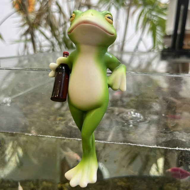Miniatur Frosch Figur als Pflanzgefäß Dekoration aus grünem Harz für deinen Garten und Blumentopf - Bild 1