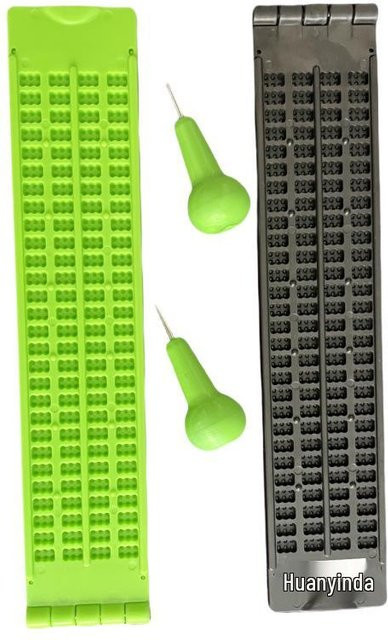 Braille-Schreibtafel von CreativeCorner in Grün mit 4 Zeilen und 28 Feldern aus Kunststoff - Bild 1