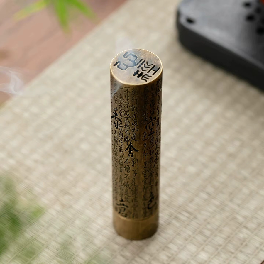 YXYMCF Herz-Sutra Vertikaler Räucherstäbchenhalter aus Metall in Bronze und Gold für Räucherstäbchen und Palo Santo mit Zen-Buddha-Ornamenten - Bild 2