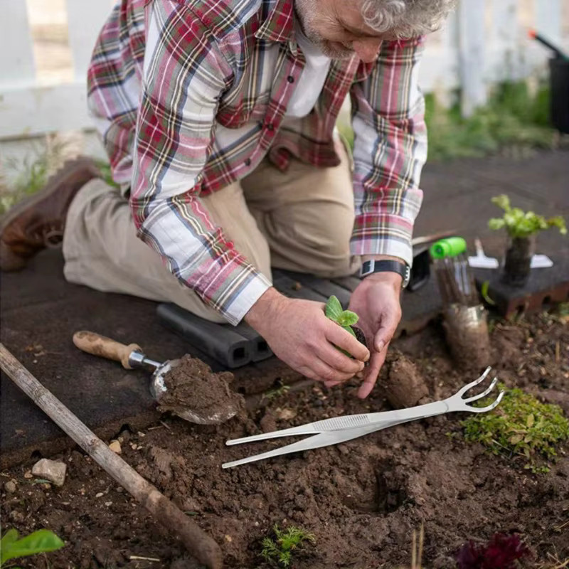 2-in-1 Wurzelrechen aus Edelstahl mit Bonsai-Pinzette und ergonomischem Griff in Silber für Sukkulenten und Gartenarbeit - Bild 3