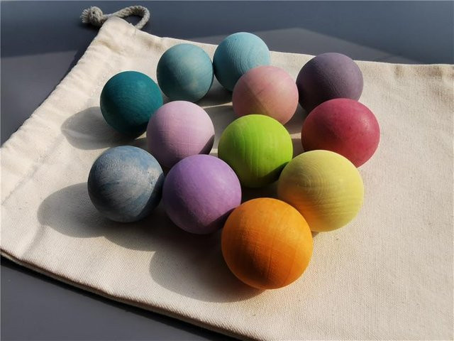 Montessori Holzspielzeug zur Farbsortierung mit Regenbogen- und Pastellfarben sowie Steckfiguren und Ringen für Kinder - Bild 1
