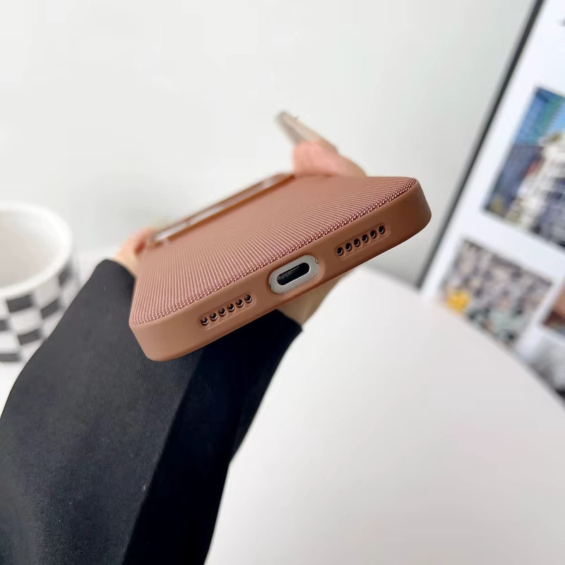 TechWoven MagSafe Magnetische Handyhülle für iPhone 17 Pro Max, 16 Pro, 15, 14 und 13 Pro Max in Purple und Brown - Bild 4